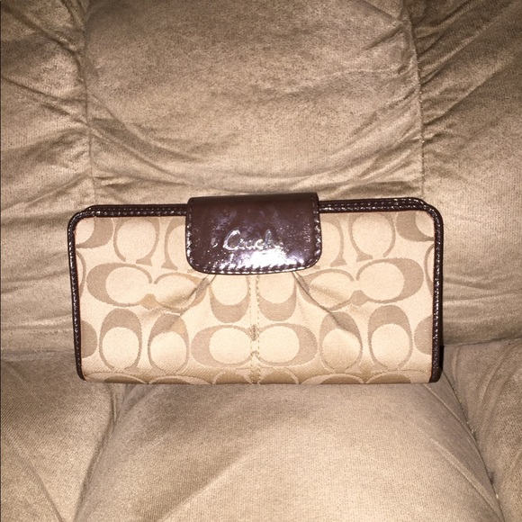 Coach Handbags - EUC COACH LARGE WALLET 7x4